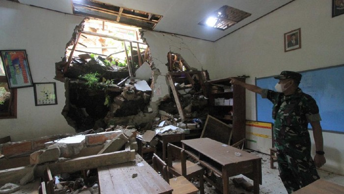 sekolah di ponorogo longsor