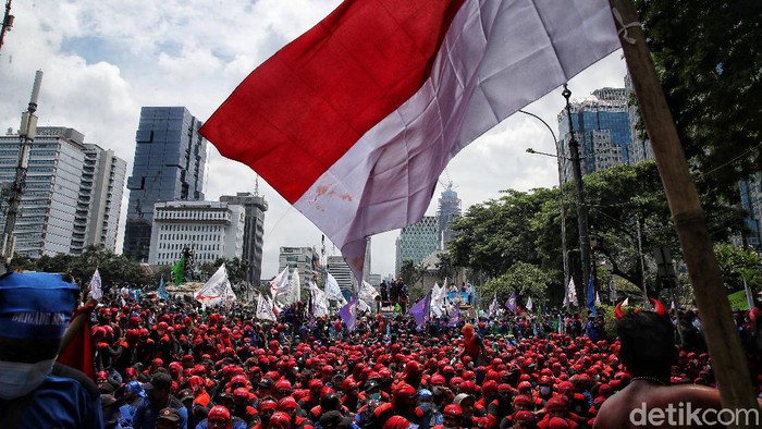 Semangat Buruh Tak Kenal Lelah Tuntut Keinakan Upah Ribuan buruh mengelar aksi unjuk rasa di kawasan Patung Kuda, Jakarta Pusat, Rabu (8/12/2021).