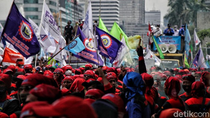 Ribuan buruh mengelar aksi unjuk rasa di kawasan Patung Kuda, Jakarta Pusat, Rabu (8/12/2021).