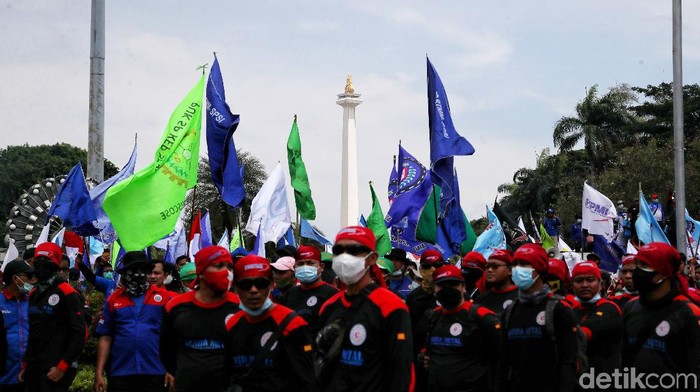 Semangat Buruh Tak Kenal Lelah Tuntut Keinakan Upah Ribuan buruh mengelar aksi unjuk rasa di kawasan Patung Kuda, Jakarta Pusat, Rabu (8/12/2021).