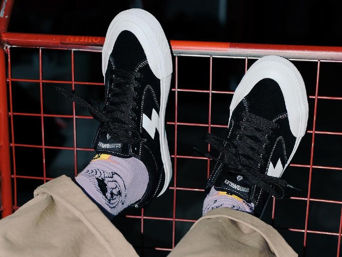 sneakers hitam brand sepatu lokal sneakers hitam brand sepatu lokal