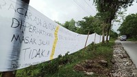 Ketua RW 10 Desa Sidorejo, Kecamatan Kemalang, Riyanto menjelaskan spanduk itu dipasang setelah warganya mendatangi kantor DPRD untuk mengadu jalur evakuasi yang rusak berat. Riyanto menuturkan spanduk itu merupakan kegelisahan dari warganya.