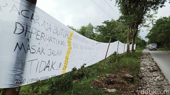 Spanduk 'Jalur Evakuasi Merapi Dadi Kali' Mejeng di Klaten Spanduk kain berwarna putih sepanjang 27 meter dipasang di tepi Jalan Deles Indah, Desa Sidorejo, Kecamatan Kemalang, Klaten, Jawa Tengah. Spanduk di jalur evakuasi Gunung Merapi itu berisi kalimat kritik tentang jalan rusak.