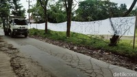 Spanduk itu membentang di tepi Jalan Deles Indah, Desa Sidorejo, Kecamatan Kemalang, Klaten, Jawa Tengah, Rabu (8/12/2021).