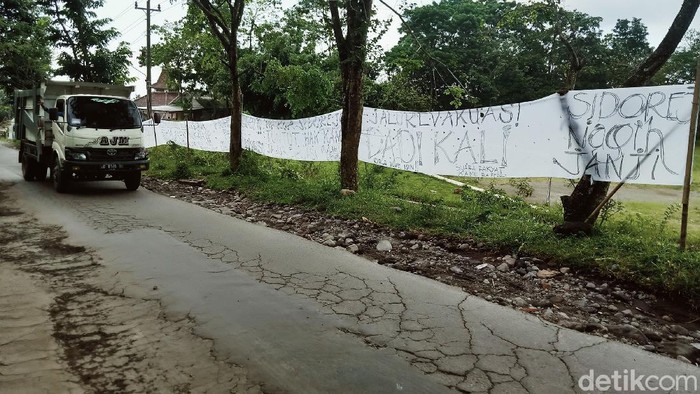 Spanduk 'Jalur Evakuasi Merapi Dadi Kali' Mejeng di Klaten Spanduk kain berwarna putih sepanjang 27 meter dipasang di tepi Jalan Deles Indah, Desa Sidorejo, Kecamatan Kemalang, Klaten, Jawa Tengah. Spanduk di jalur evakuasi Gunung Merapi itu berisi kalimat kritik tentang jalan rusak.
