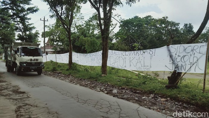 Spanduk sepanjang 27 meter berisi kritik jalan rusak di Jalur Evakuasi Merapi Klaten