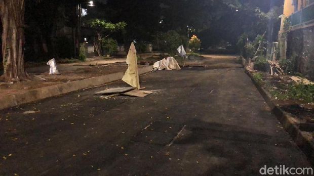Sumur resapan di Jl Bona Indah, Lebak Bulus, Jakarta Selatan, 8 Desember 2021, 19.30 WIB. (M Hanafi Aryan/detikcom)