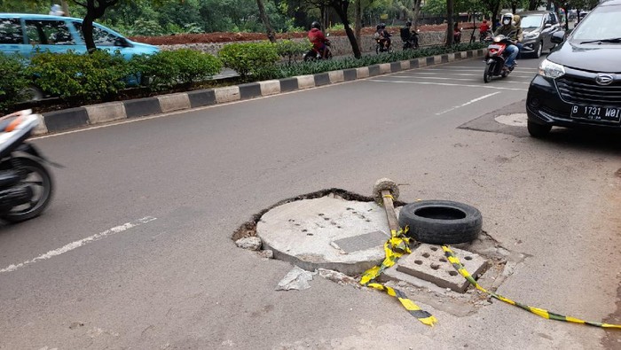 Sumur resapan di Jl Karang Tengah, Jakarta Selatan diberi ban agar tak ada kecelakaan.