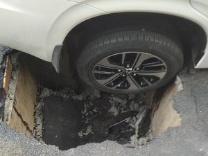 Waduh! Sumur Resapan di Lebak Bulus Ini Jebol, Mobil Sempat Terperosok