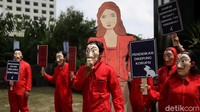 Menjelang Hari Antikorupsi Sedunia pada 9 Desember 2021, para aktivis menggelar aksi teatrikal di depan Gedung KPK.  