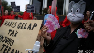 Teatrikal Habis Gelap Tak Kunjung Terang di Hari Antikorupsi Sedunia
