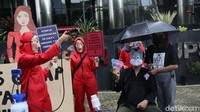 Padahal, upaya pemberantasan korupsi harus terus diperkuat untuk mewujudkan Indonesia yang bersih dari korupsi dan bebas dari cengkraman oligarki.
