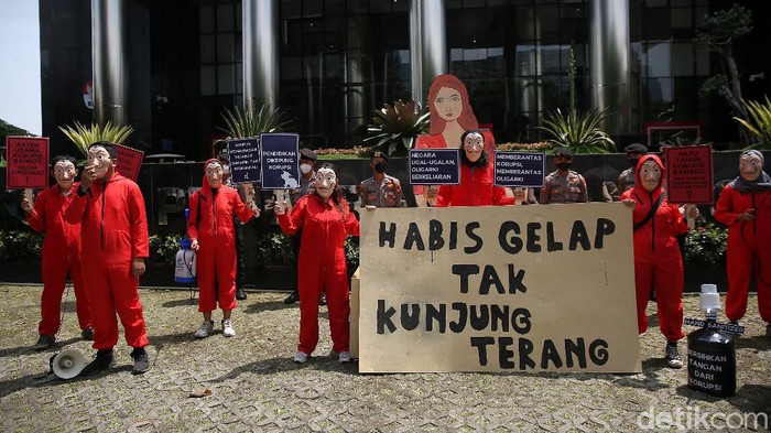 Sejumlah aktivis ICW dan Gerakan #BersihkanIndonesia melakukan aksi unjuk rasa di Gedung KPK, Jakarta, Rabu (8/12/2021).