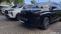 Nah hal yang membedakan All New Avanza dengan All New Veloz yang kami tes selama di Bali ini adalah dari karakter bantingan suspensinya. Berbeda dari Veloz yang bantingannya cenderung keras dan punya rebound yang cepat, Avanza cenderung sedikit lebih empuk dan setelan rebound-nya terasa lebih asyik untuk melibas jalan yang kurang rata. Pada Veloz, sesekali sok mengalami bottoming hingga mentok ke stopper sok, menyebabkan ada bunyi ‘dug’ di kabin. Namun itu tak terjadi di Avanza. Setidaknya dalam pengetesan kami di rute yang variatif kali ini. Foto: Muhammad Hafizh Gemilang