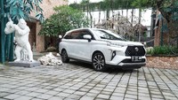 Ini menjadi bagian dari strategi Toyota untuk mendorong adopsi kendaraan elektrifikasi. Bagi yang tetap menginginkan mobil bensin murni di segmen ini, Toyota mengarahkan konsumen ke Toyota Avanza. Stok unit Veloz non-hybrid di dealer saat ini hanya tinggal menghabiskan sisa pasokan dengan diskon besar mencapai puluhan juta rupiah. Foto: dok. Toyota Astra Motor