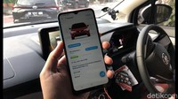 Selepas kegiatan dari Pantai Pandawa, kami bertolak menuju tempat menginap hari pertama. Di jalan menuju hotel, kami menjajal fitur Toyota T Intouch. Dengan adanya fitur ini, kita dapat dengan mudah memantau kondisi mobil hingga melacak lokasinya lewat aplikasi mToyota yang dapat diunduh melalui smartphone kita. Foto: Muhammad Hafizh Gemilang