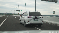 Toyota All New Veloz ini punya suspensi yang karakternya dewasa. Bantingannya tidak terlalu empuk, namun tak sampai membuat kesan yang tidak nyaman. Positifnya, dengan karakter suspensi seperti ini mobil menjadi anteng ketika dibawa bermanuver atau menikung dalam kecepatan tinggi. Selain itu, ketika diisi muatan penuh, soknya tak gampang ambles. Foto: Muhammad Hafizh Gemilang