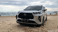 Toyota All New Veloz nyatanya tak hanya cocok sebagai mobil perkotaan alias kendaraan tempur harian. Veloz terbaru ini juga pas untuk diajak road trip bersama keluarga. Menikmati alam yang indah, jalur berliku, hingga trek yang tak terduga, nyatanya dapat dengan mudah dilahap oleh Veloz. Namun dengan karakter suspensi yang tingkatnya medium ke keras, penumpang baris belakang harus siap merasa sedikit terguncang ketika melewati jalan yang kurang mulus. Foto: Muhammad Hafizh Gemilang