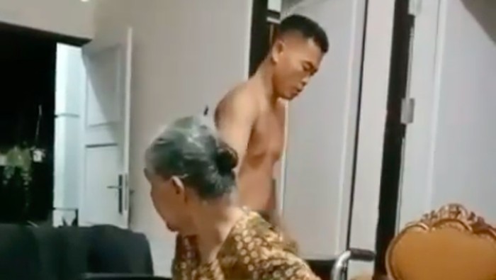 Video seorang pria anggota TNI AU berlaku kasar kepada ibu mertua yang duduk di kursi roda viral di medsos. TNI AU bertindak atas peristiwa tersebut. (Screenshot video viral)