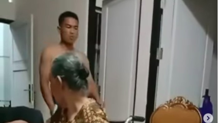 Video seorang pria anggota TNI AU berlaku kasar kepada ibu mertua yang duduk di kursi roda viral di medsos. TNI AU bertindak atas peristiwa tersebut. (Screenshot video viral)