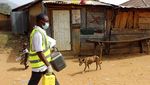 Potret Nakes di Nigeria, Naik Motor Keliling Desa untuk Vaksinasi Covid-19