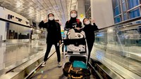 Lewat Instagram resmi Voice of Baceprot, ketiganya membagikan momen mereka saat akan berangkat ke Eropa. Foto: Instagram @voiceofbaceprot