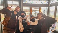 Voice of Baceprot juga keliling Eropa dan mengunjungi beberapa restoran untuk menikmati makanan. Foto: Instagram @voiceofbaceprot