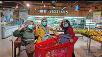 Di Indonesia, ketiga member Voice of Baceprot sering jalan-jalan bersama. Seperti berbelanja di supermarket. Foto: Instagram @voiceofbaceprot