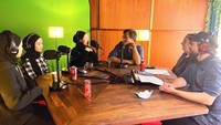 Setelah konser, ketiganya juga melakukan wawancara di sebuah radio. Foto: Instagram @voiceofbaceprot