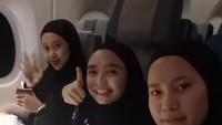 Momen mereka saat berada di dalam pesawat turut dibagikan. Saat itu, mereka sedang menikmati makan malam mereka. Foto: Instagram @voiceofbaceprot
