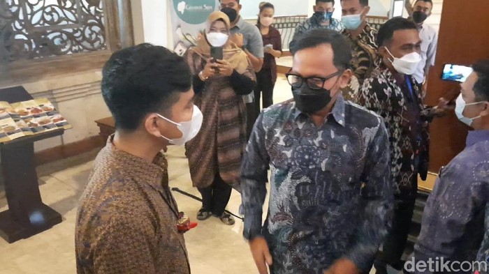 Wali Kota Solo Gibran Rakabuming Raka dan Wali Kota Bogor Bima Arya Sugiarto di Solo, Rabu (8/12/2021).