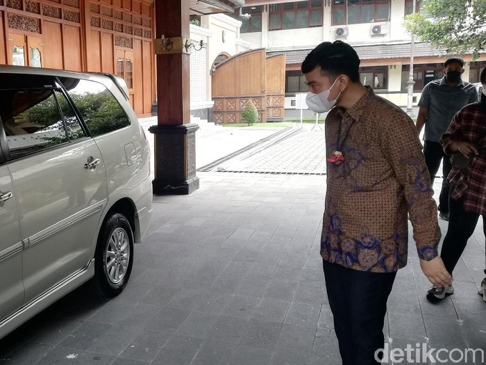 Wali Kota Solo Gibran Rakabuming Raka mengenakan kalung berbandul replika rajamala, Rabu (8/12/2021).