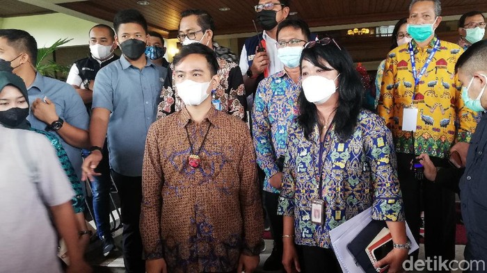 Wali Kota Solo Gibran Rakabuming Raka mengenakan kalung berbandul replika rajamala, Rabu (8/12/2021).