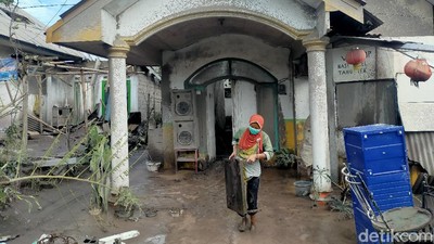 Warga Terdampak Erupsi Semeru Evakuasi Barang Berharga