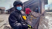 Petugas SAR membantu salah satu pengurus SDN Supit Urang 3 Kecamatan Pronojiwo untuk menyelamatkan ijazah milik siswa.   