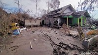 Daerah tersebut merupakan salah satu daerah terdampak paling parah akibat awan panas guguran Gunung Semeru pada Sabtu (4/7) lalu.   