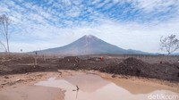 Dilaporkan sebelumnya, saat ini Gunung Semeru berada pada tingkat aktivitas level II (waspada). Masyarakat diimbau tidak beraktivitas dalam radius 1 km dari puncak Semeru, Mahameru .  