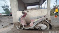 Kendaraan roda dua terlihat belum dipindahkan,. Beberapa warga yang selamat sempat diungsikan ketempat yang aman.   