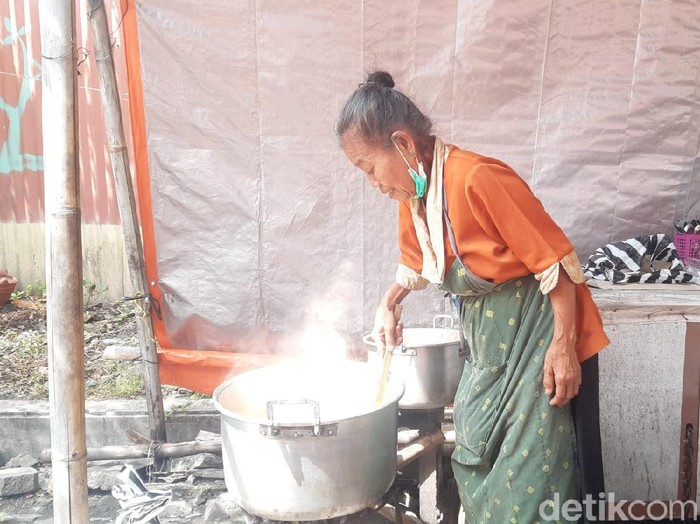 Warung Tengkleng Bu Harsi diviralkan ngepruk harga, Solo, Rabu (8/12/2021).