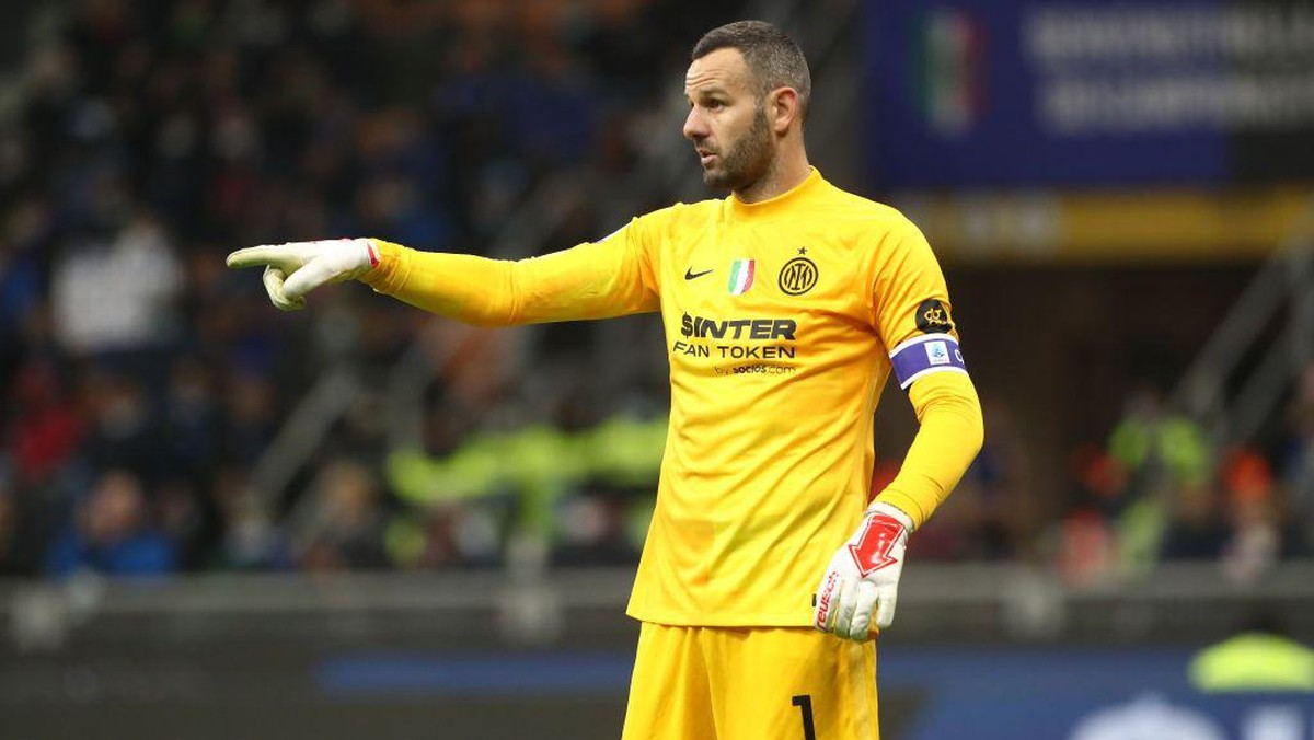 Samir Handanovic menilai Real Madrid tak lebih baik dari Inter Milan (Foto: Getty Images/Marco Luzzani)