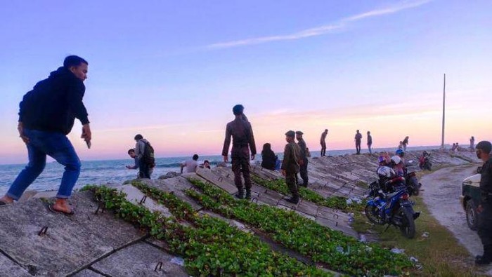 Satpol PP WH Kabupaten Aceh Barat melakukan penertiban saat maghrib.