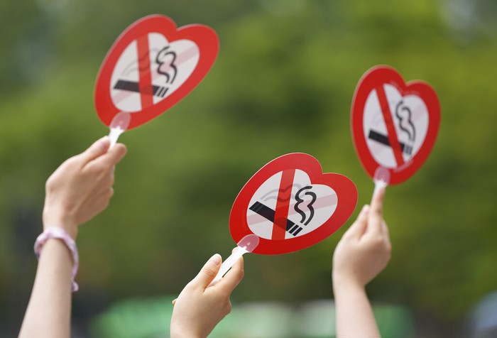 Selandia Baru berencana membuat kebijakan yang larang anak mudanya membeli rokok seumur hidup. Kebijakan itu dilakukan untuk wujudkan generasi bebas rokok.