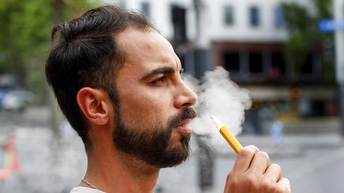 Anak Muda di Selandia Baru Bakal Dilarang Beli Rokok Seumur Hidup Selandia Baru berencana membuat kebijakan yang larang anak mudanya membeli rokok seumur hidup. Kebijakan itu dilakukan untuk wujudkan generasi bebas rokok.