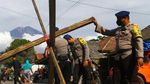 Bencana Semeru Jadi Wisata Dadakan, Akses Dijaga Polisi