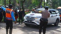 Penyekatan tersebut dilakukan untuk mencegah kendaraan wisatawan yang akan menuju lokasi bencana karena akan mengganggu proses evakuasi.