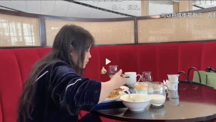 Berlagak Sosialita Elite, Wanita Ini Berhasil Makan Mewah Gratis