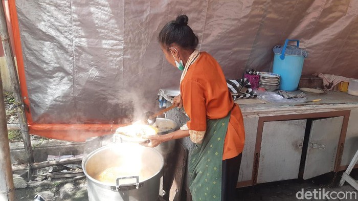 Bu Harsi penjual tengkleng di Solo Baru yang diviralkan ngepruk harga, Rabu (8/12/2021).