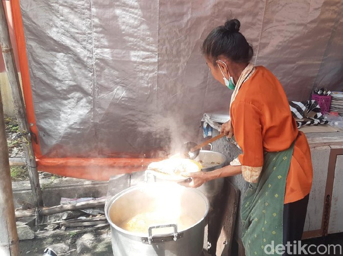 Bu Harsi penjual tengkleng di Solo Baru yang diviralkan ngepruk harga, Rabu (8/12/2021).