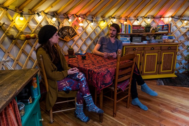 Chris bersama suaminya, Rick de Vries harus tinggal di yurt, sejenis tenda a la Mongolia karena tak lagi punya rumah. Foto: Getty Images