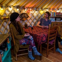 Chris bersama suaminya, Rick de Vries harus tinggal di yurt, sejenis tenda a la Mongolia karena tak lagi punya rumah. Foto: Getty Images